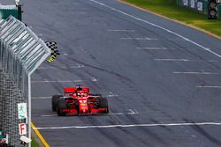 Yarış galibi Sebastian Vettel, Ferrari SF71H, Parc Ferme ve Lewis Hamilton, Mercedes AMG F1 W09