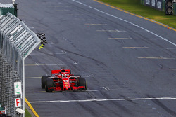 Sebastian Vettel, Ferrari SF71H, toma la bandera a cuadros por delante de Lewis Hamilton, Mercedes A