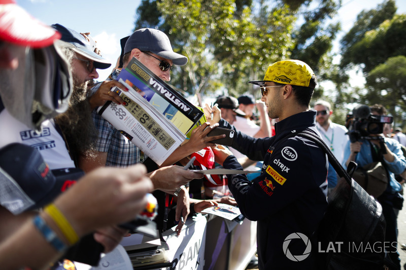 Daniel Ricciardo, Red Bull Racing, firma autógrafos para fanáticos