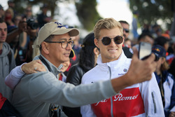 Temporada 2018 F1-australian-gp-2018-marcus-ericsson-sauber-fans-selfie