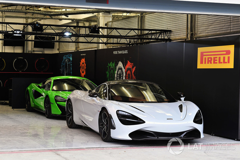 Garaje de las Pirelli Hot Laps