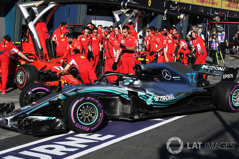 Valtteri Bottas, Mercedes-AMG F1 W09 passa davanti a Kimi Raikkonen, Ferrari SF-71H