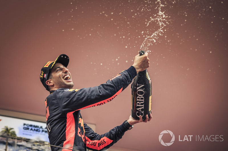 Il vincitore della gara Daniel Ricciardo, Red Bull Racing festeggia sul podio con lo champagne