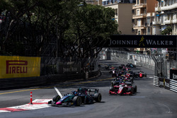 Alexander Albon, DAMS, precede Nyck De Vries, PREMA Racing e il resto del gruppo alla partenza della gara