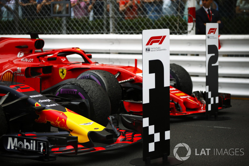 Coche ganador de la carrera Daniel Ricciardo Red Bull Racing RB14 y Sebastian Vettel Ferrari SF71H