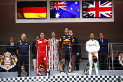 Победитель Даниэль Рикардо, Red Bull Racing, технический директор команды Эдриан Ньюи, второе место – Себастьян Феттель, Ferrari, третье место – Льюис Хэмилтон, Mercedes AMG F1, князь Монако Альбер II и княгиня Шарлен