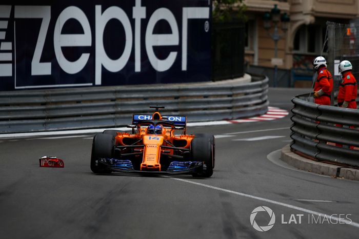Fernando Alonso, McLaren MCL33 pasa escombros