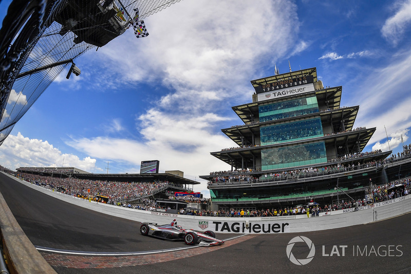 Will Power, Team Penske Chevrolet, taglia il traguardo sotto la bandiera a scacchi e conquista la vittoria