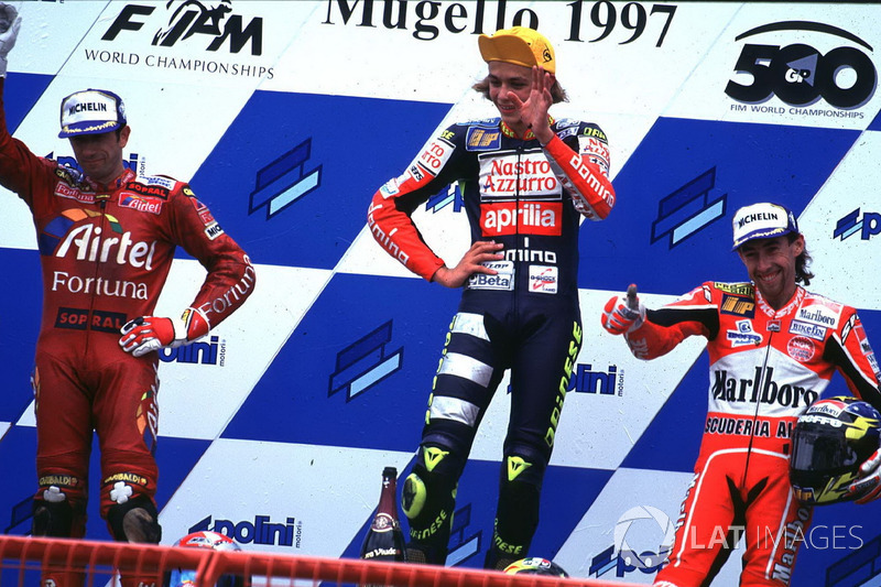 Podio: il vincitore della gara Valentino Rossi, secondo Garry McCoy, terzo Jorge Martinez