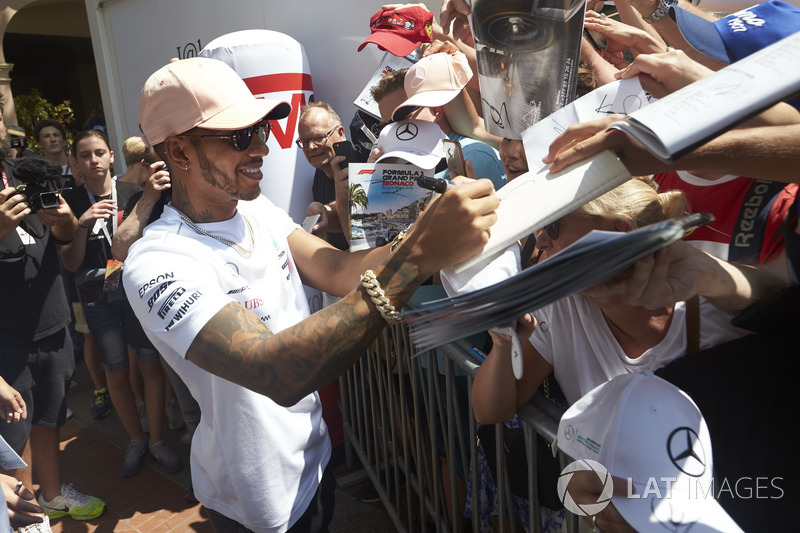 Lewis Hamilton, Mercedes AMG F1, firma autografi