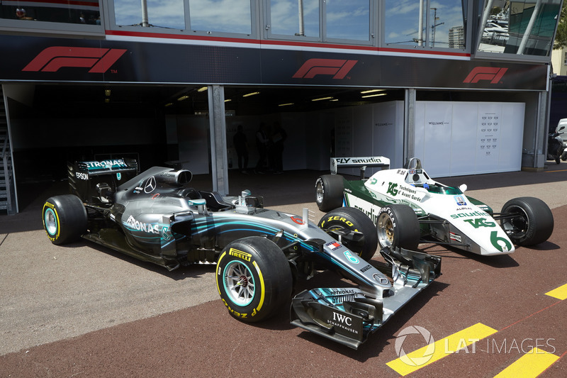 El Mercedes F1 W07 Hybrid del Campeón del Mundo de 2016 Nico Rosberg junto con el Williams FW08 conducido por su padre, el Campeón del Mundo 1982 Keke Rosberg