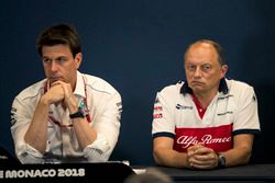 Toto Wolff, directeur de Mercedes AMG F1 et Frederic Vasseur, directeur de Sauber, en conférence de presse