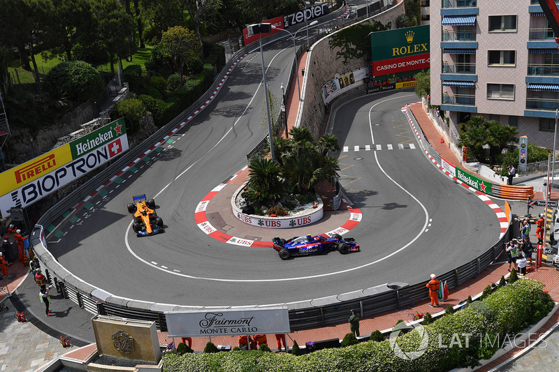 Пьер Гасли, Scuderia Toro Rosso STR13, и Стоффель Вандорн, McLaren MCL33