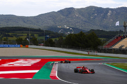 Kimi Raikkonen, Ferrari SF71H, Max Verstappen, Red Bull Racing RB14