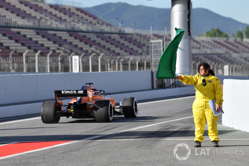 Marshals mengibarkan bendera hijau