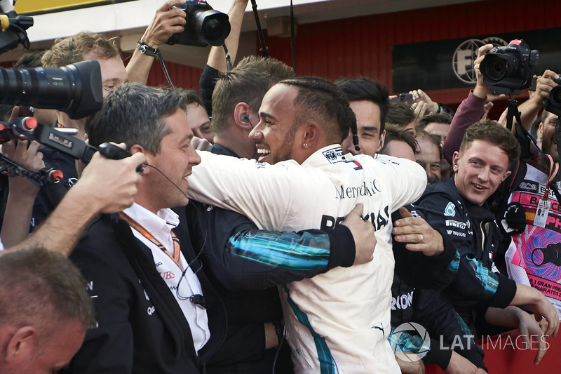Hamilton tarolt a Mercedesszel Barcelonában - F1 2018