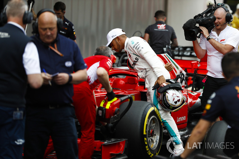 Antes das fotos oficiais, Hamilton dá uma espiadinha no carro de Vettel.