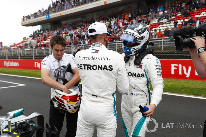 Pole winner Lewis Hamilton, Mercedes AMG F1, congratulates Valtteri Bottas, Mercedes AMG F1, after qualifying