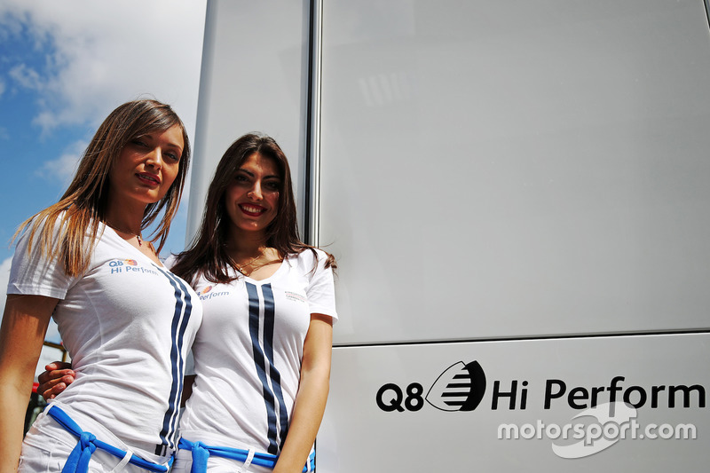 Grid girl nel paddock