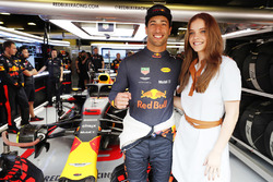 Daniel Ricciardo, Red Bull Racing, con la modelo Barbara Palvin en el garaje Red Bull