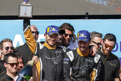 Il team Techeetah al completo celebra Jean-Eric Vergne e Andre Lotterer sul podio...