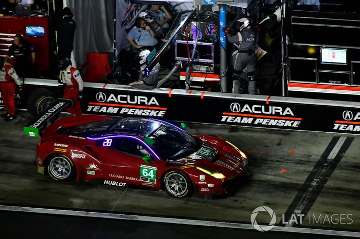 #64 Scuderia Corsa Ferrari 488 GT3, GTD: Bill Sweedler, Townsend Bell, Frankie Montecalvo, Sam Bird pit stop