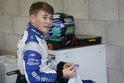 Billy Monger en el coche de carreras, regreso a probar el Carlin MSV Fórmula 3