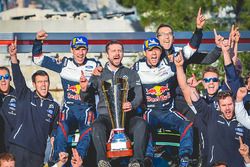 Les vainqueurs Sébastien Ogier, Julien Ingrassia, Ford Fiesta WRC, M-Sport Ford avec des membres d'équipe