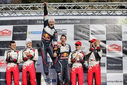 Podium : les vainqueurs Sébastien Ogier, Julien Ingrassia, M-Sport Ford, les deuxièmes, Ott Tanak, Martin Järveoja, Toyota Gazoo Racing, les troisièmes, Jari-Matti Latvala, Miikka Anttila, Toyota Gazoo Racing