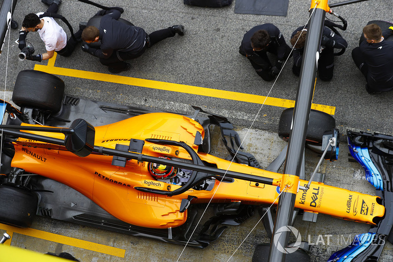 Stoffel Vandoorne, McLaren MCL33, pit stop action