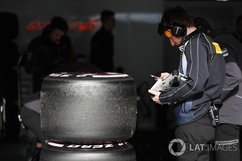 Техник Pirelli за работой