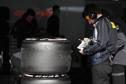 Llantas Pirelli y un técnico trabajando