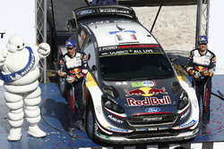 Podium: les vainqueurs Sébastien Ogier, Julien Ingrassia, M-Sport Ford WRT Ford Fiesta WRC