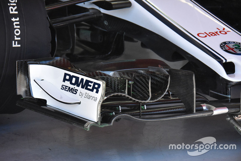 Detail sayap depan Sauber C37