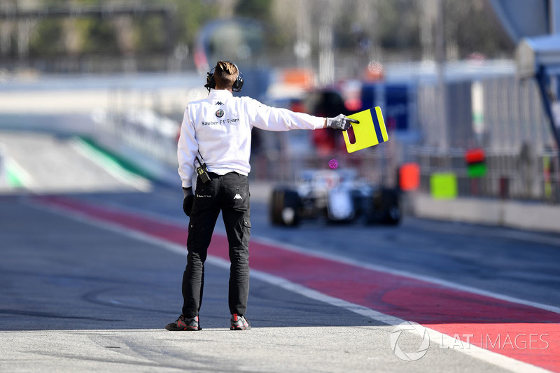 Alfa Romeo Sauber F1 Team mechanic