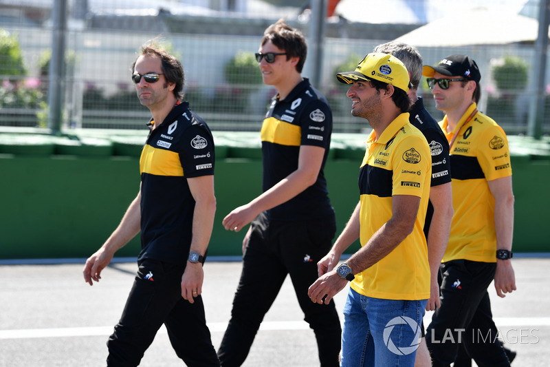 Carlos Sainz Jr., Renault Sport F1 Team, mengitari trek