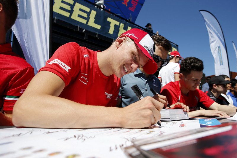 Sesión de autógrafos , Mick Schumacher, PREMA Theodore Racing Dallara F317 - Mercedes-Benz