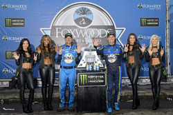 Race winner Kevin Harvick, Stewart-Haas Racing, Ford Fusion, crew chief Rodney Childers