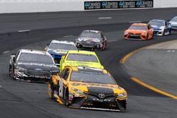 Erik Jones, Joe Gibbs Racing, Toyota Camry DeWalt e Aric Almirola, Stewart-Haas Racing, Ford Fusion Smithfield