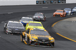 Erik Jones, Joe Gibbs Racing, Toyota Camry DeWalt e Aric Almirola, Stewart-Haas Racing, Ford Fusion Smithfield