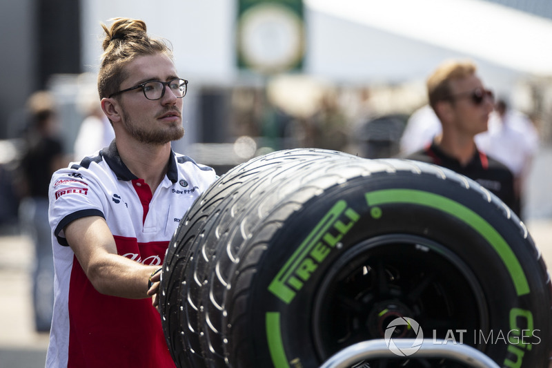 Sauber mechanic and Pirelli tyres