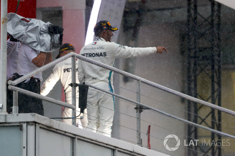 Lewis Hamilton, Mercedes AMG F1, merayakan kemenangan di podium