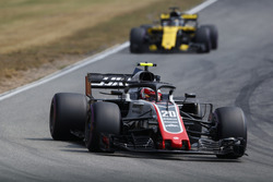 Kevin Magnussen, Haas F1 Team VF-18, leads Nico Hulkenberg, Renault Sport F1 Team R.S. 18