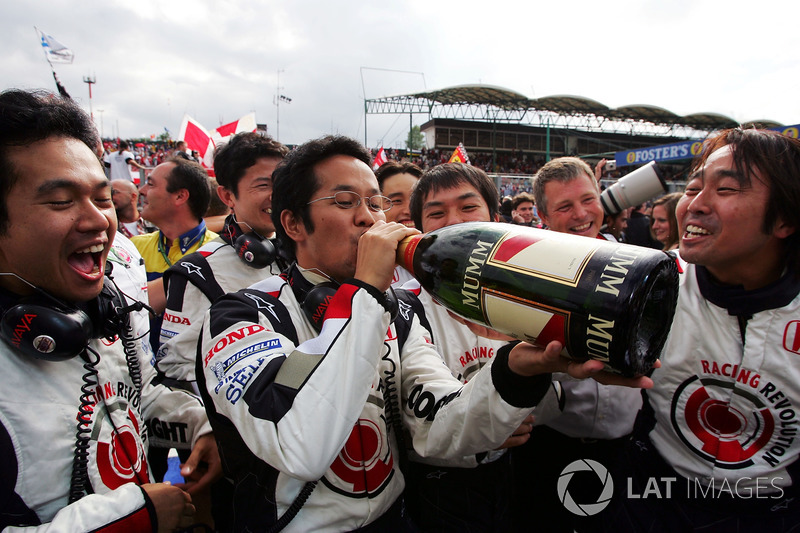 L'équipe Honda fête la victoire au champagne