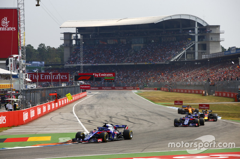 Brendon Hartley, Toro Rosso STR13, leads Pierre Gasly, Toro Rosso STR13, Daniel Ricciardo, Red Bull Racing RB14, and Stoffel Vandoorne, McLaren MCL33