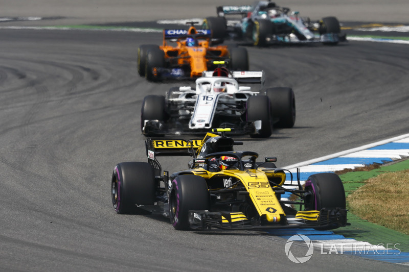 Карлос Сайнс-мол., Renault Sport F1 Team R.S. 18, попереду суперників