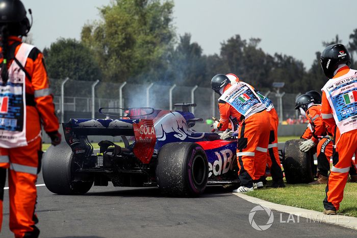 El coche de Brendon Hartley, Scuderia Toro Rosso es retirado por los Marshals después de quedarse parado por fallo del motor