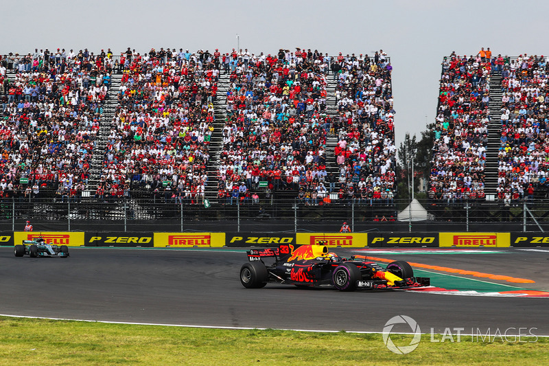 Max Verstappen, Red Bull Racing RB13 leads
