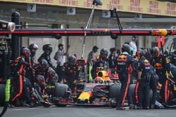 Max Verstappen, Red Bull Racing RB13, s'arrête au stand