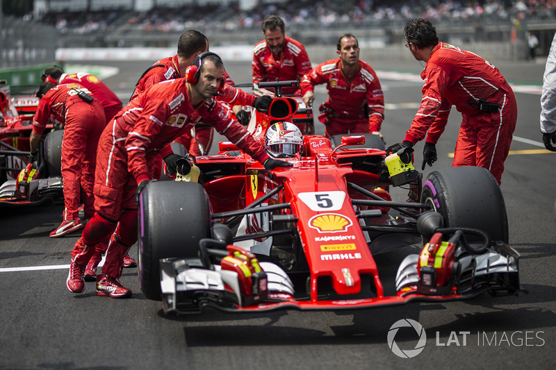 Sebastian Vettel, Ferrari SF70H, Ferrari mechanics